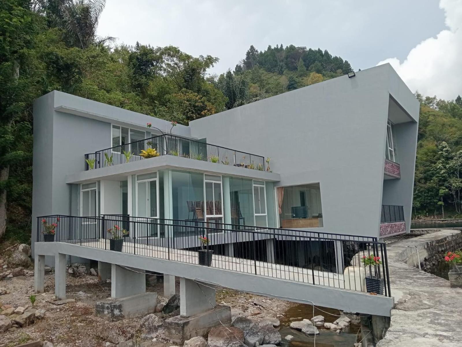 Tiara Bunga Hotel & Villa Balige Exterior foto