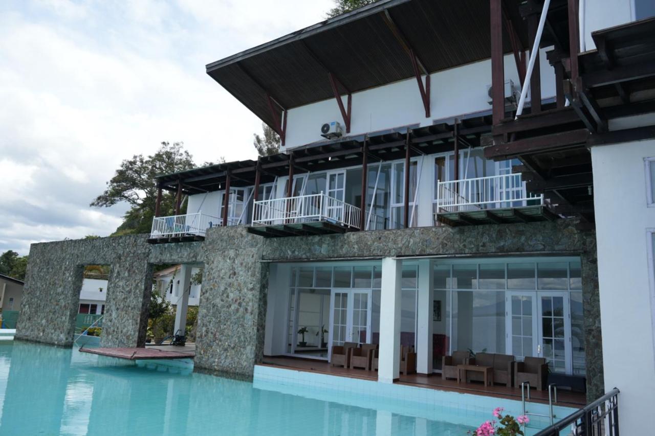 Tiara Bunga Hotel & Villa Balige Exterior foto