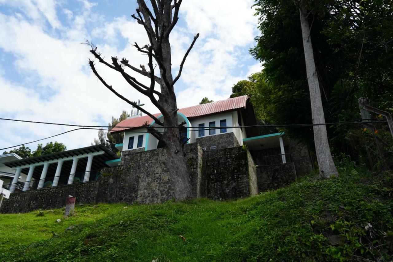 Tiara Bunga Hotel & Villa Balige Exterior foto