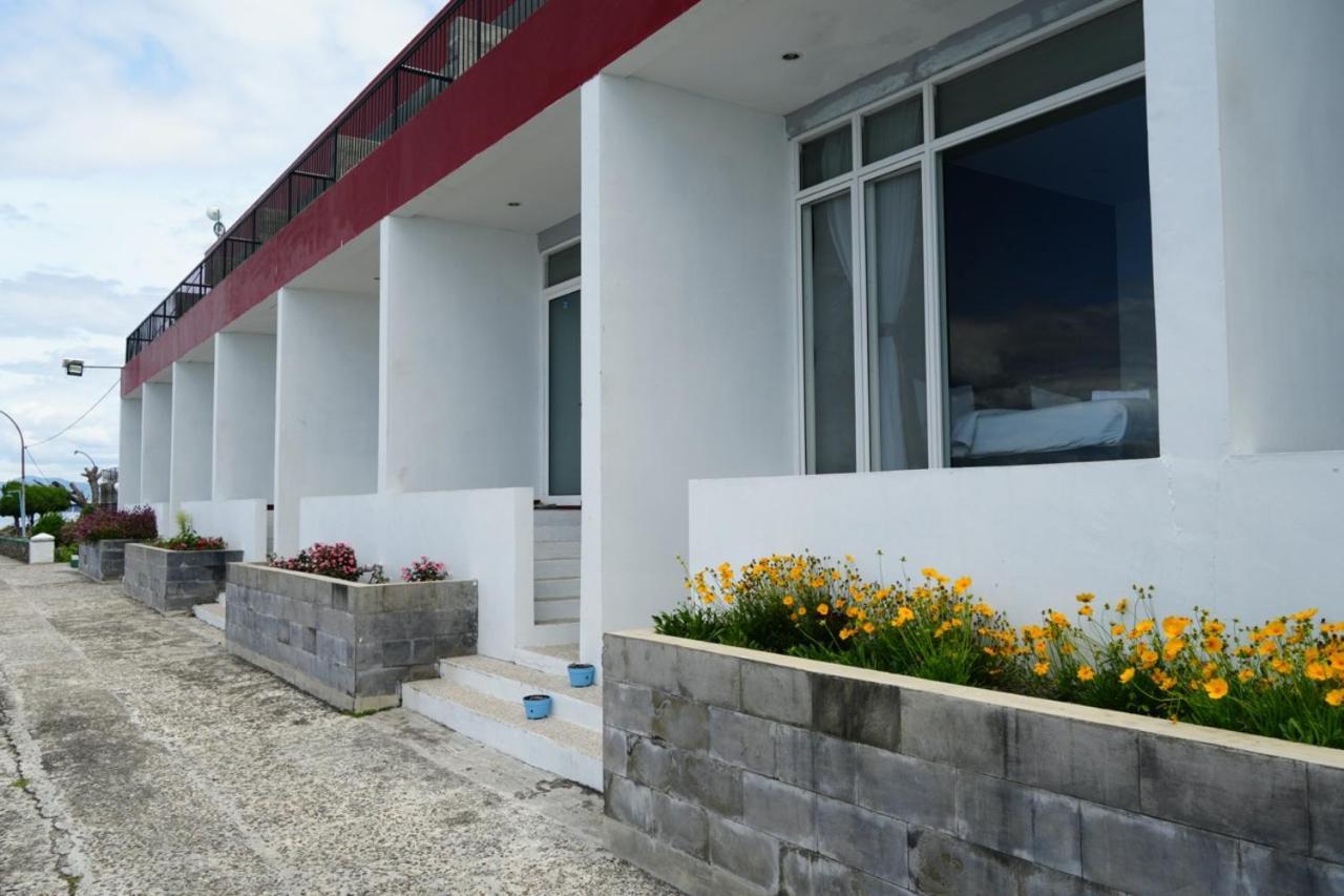 Tiara Bunga Hotel & Villa Balige Exterior foto