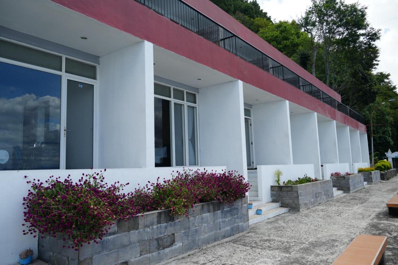 Tiara Bunga Hotel & Villa Balige Exterior foto
