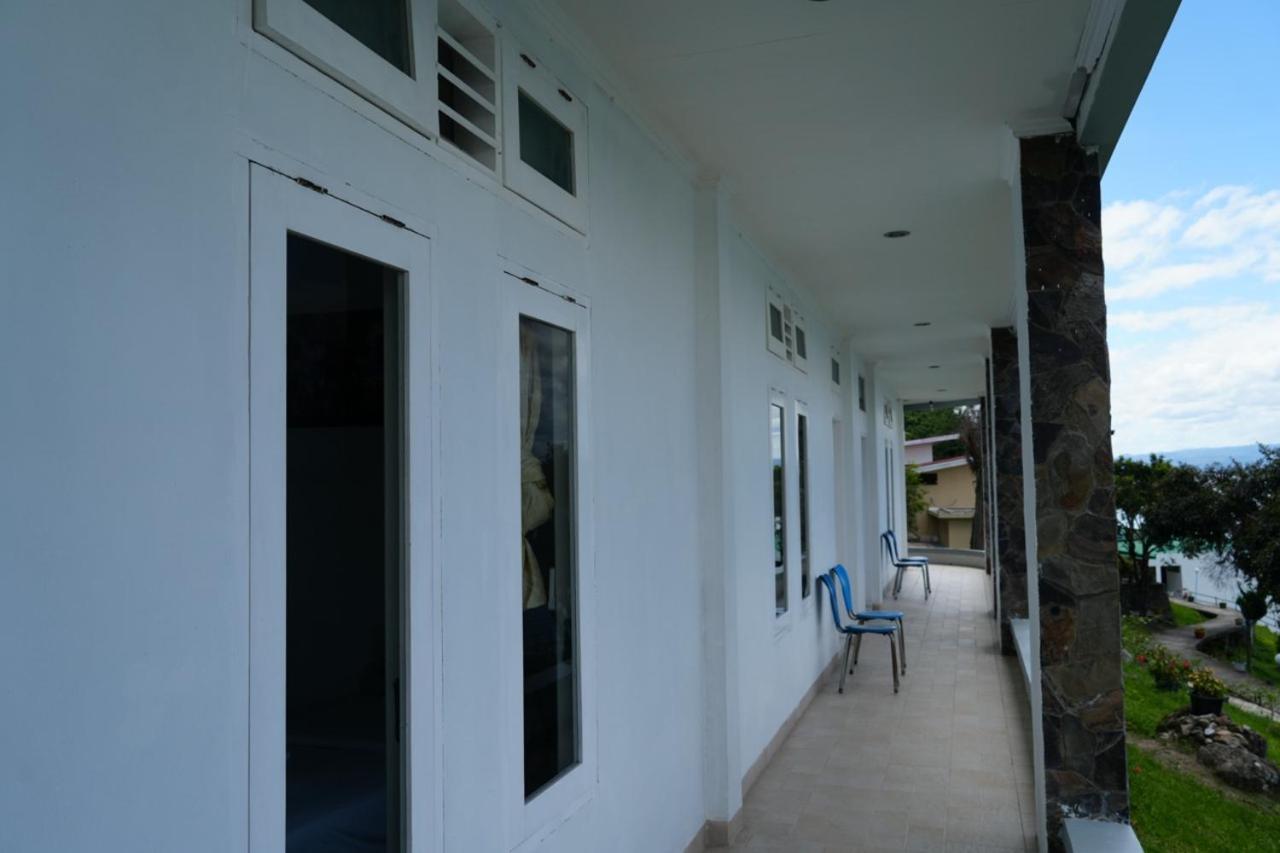 Tiara Bunga Hotel & Villa Balige Exterior foto